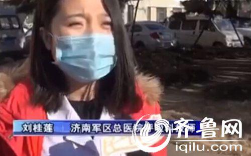 劉桂蓮是濟南軍區(qū)總醫(yī)院的醫(yī)生,當(dāng)時正在車上,參與了對老人的施救。