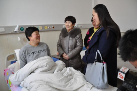 山東紅十字會醫院馬文江院長與潘慧貞主任一同前往濱州惠民探望失獨母親張希鳳