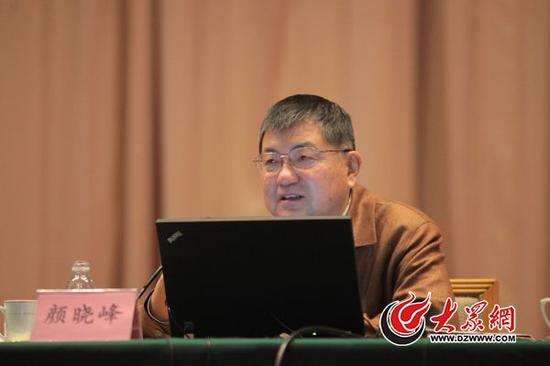 國(guó)防大學(xué)馬克思主義研究所教授顏曉峰作報(bào)告