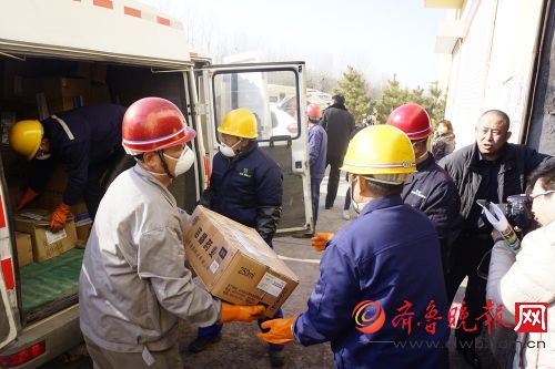 工作人員在搬運準備銷毀的藥品