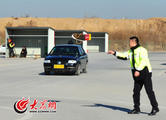 车速稳定到40公里时,交警抛出纸箱模拟道路紧急情况
