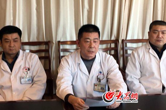 山東省交通醫(yī)院副院長、姚鵬救治小組組長呂涌濤(中)介紹搶救情況