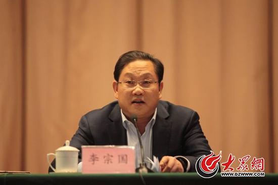 山東省互聯(lián)網(wǎng)信息辦公室常務(wù)副主任李宗國(guó)主持報(bào)告會(huì)