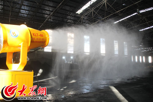 風送式噴霧機將水化成水霧,通過大面積噴灑起到抑制揚塵的作用