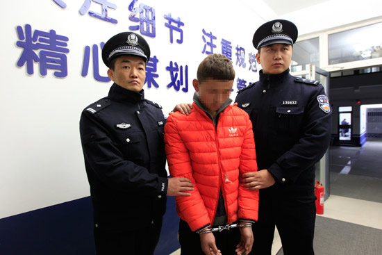 12月18日晚19时40分许，捅伤济南刑警姚鹏的嫌疑人鲁某兵在山东齐河某批发市场落网。