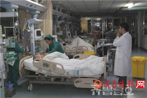 醫生和護士密切監控姚鵬傷情