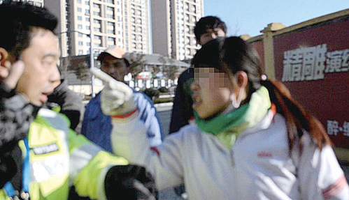 白衣女子指著交警大罵。(警方供圖)
