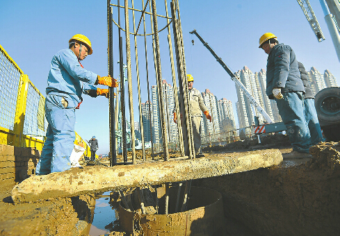 日前，在R1线的演马庄西站，施工人员正在进行围护结构的施工。