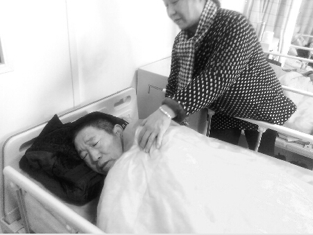 王老先生在医院接受治疗