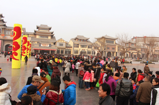 济南方特东方神画门口排满了游客