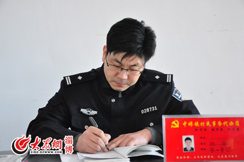淄博市公安局张店分局中埠派出所教导员张海在张家村第一书记办公室工作中