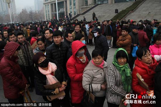 2015年12月22日，山東博興，眾多群眾聚焦在博興縣人力資源和社會保障局外排隊等待補繳社保