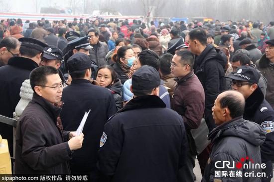 2015年12月22日，山東博興，眾多群眾聚焦在博興縣人力資源和社會保障局外排隊等待補繳社保