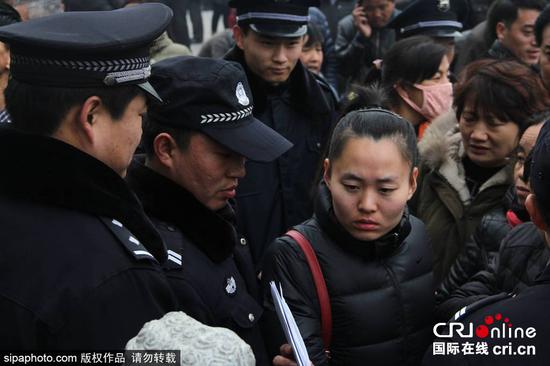 2015年12月22日，山東博興，眾多群眾聚焦在博興縣人力資源和社會保障局外排隊等待補繳社保