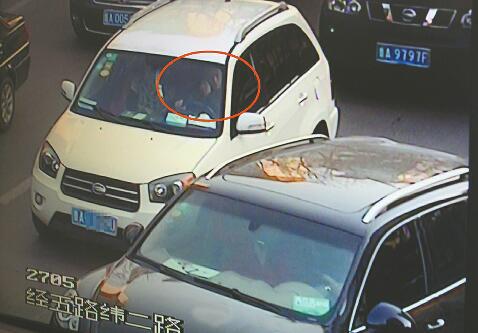 在經五路緯二路路口,一司機開車打手機被抓拍。 交警供圖