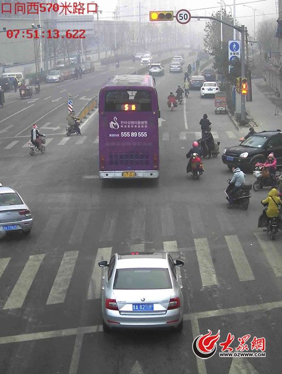 24日早晨7：51，济南泺安路济洛路口一辆银白色轿车闯红灯被抓拍