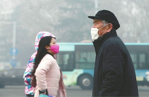 23日，泉城出现重度雾霾，口罩成为市民出行必备。 记者张勇 摄