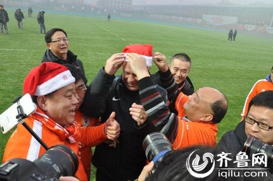 球迷代表为主帅曼诺戴上圣诞帽