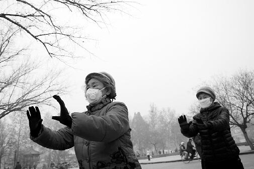 23日早上,市民戴口罩在英雄山下晨练。 记者郭尧 摄