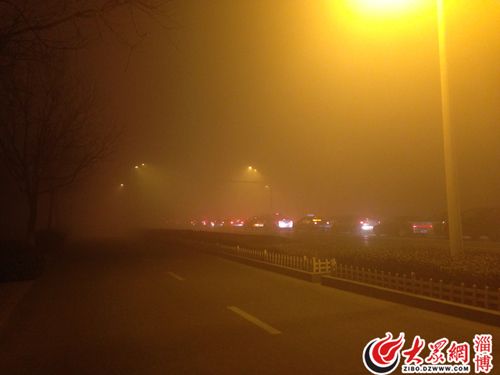 淄博市张店区交通主干道能见较低,车辆缓慢行驶