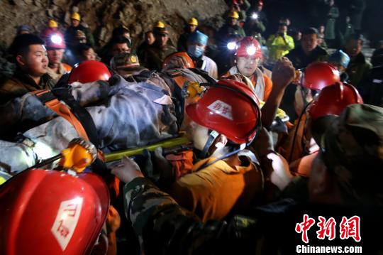 被救者被擔架送上救護車,前往醫院救治