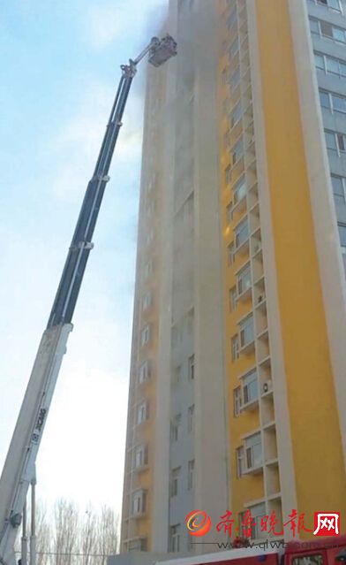 消防官兵通過十幾層樓高的登高消防車把等在窗口求救的居民救出。消防供圖