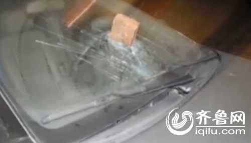 醉漢們用磚頭砸了司機(jī)的車