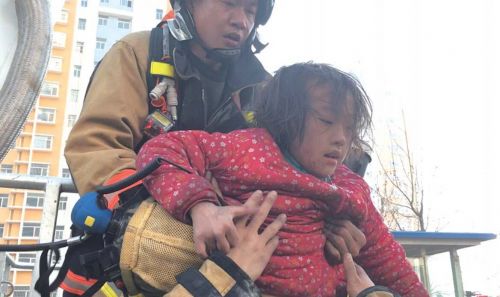 26日上午,聊城市公安消防支隊(duì)特勤中隊(duì)指導(dǎo)員梁佃軍從火中救出一名小女孩。當(dāng)天上午9點(diǎn)多,聊城南湖新城小區(qū)一棟18層住宅樓電梯井突然起火,消防人員趕到后,大約2個(gè)小時(shí)成功救援39人,無人員傷亡。其中,梁佃軍在35分鐘里,七次進(jìn)出火場(chǎng)連續(xù)救出5人,先后更換10個(gè)呼吸氣瓶,被市民贊為“神勇哥”。本報(bào)通訊員 張偉 攝