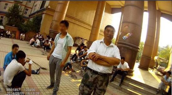控制小區后，藍翔技校師生小區門口休息。視頻截圖