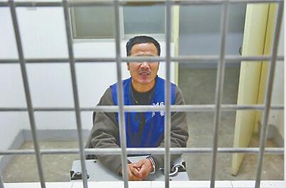 歸案后,48歲的賈某向警方坦白了犯罪和逃亡過程。 王亞鴿 攝
