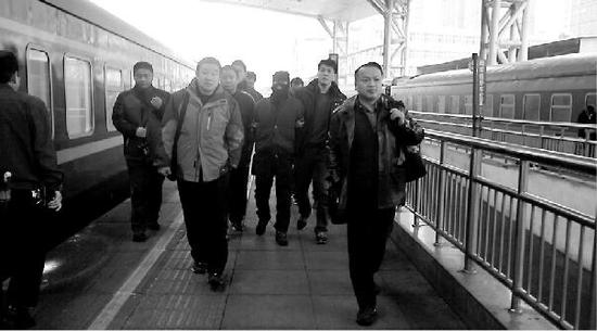 歷城警方將嫌疑人賈某押解回濟