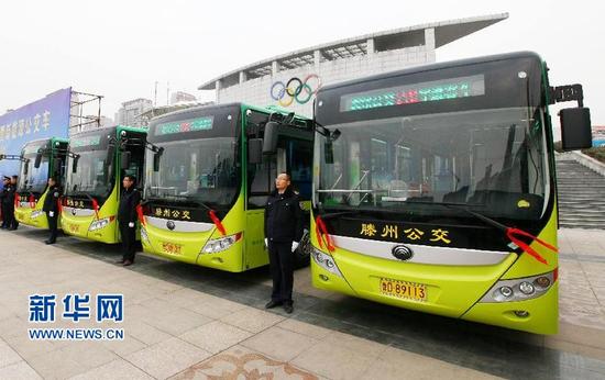 12月28日，滕州市新启用的新能源公交车整装待发