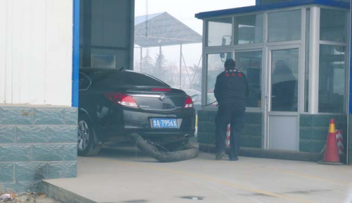 濟(jì)南東郊汽車檢測線 ， 一 輛車正在進(jìn)行環(huán)檢