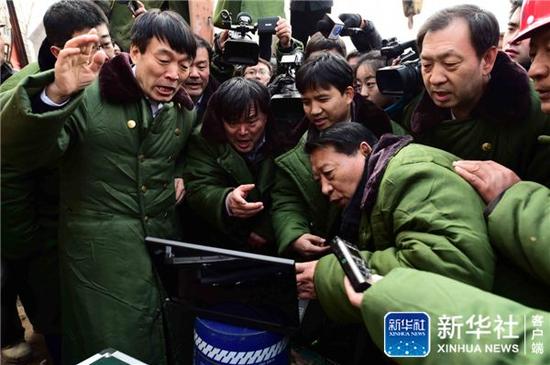 ↑12月30日,救援人員通過生命信息鉆孔探測系統(tǒng)與被困礦工取得聯(lián)系。新華社記者 郭緒雷 攝