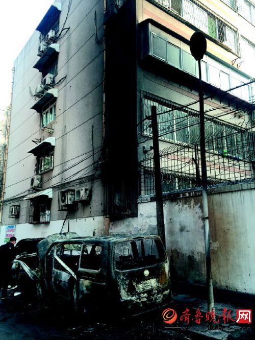 旁邊的轎車被殃及