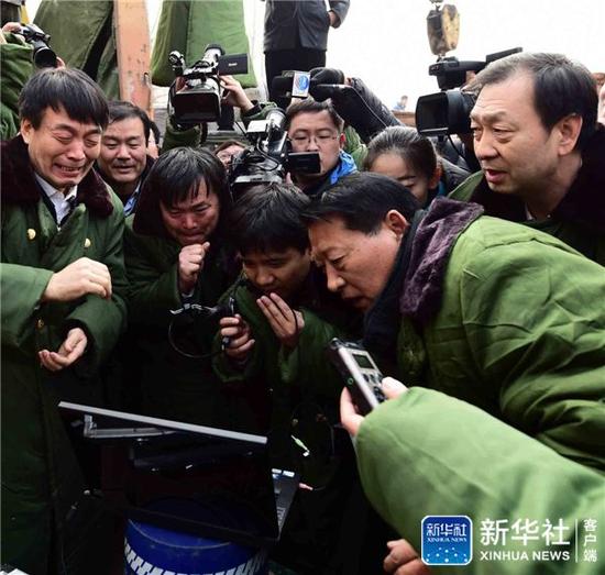 ↑12月30日，救援人员通过生命信息钻孔探测系统与被困矿工取得联系。新华社记者 郭绪雷 摄 
