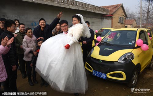 临沂小伙电动车迎娶新娘，低碳环保不失浪漫。