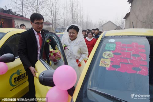 临沂小伙电动车迎娶新娘，低碳环保不失浪漫。