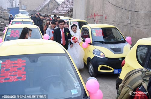 12月30日，山东临沂，新郎赵昌胜抱着从电动车走下的新娘朱善群奔向新房。