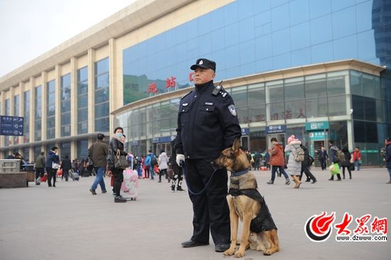 濟南鐵路公安處啟動“特警+警犬”24小時巡邏，各項安保措施堪稱“史上最嚴”。