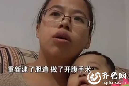 宋宏磊的妻子向记者介绍孩子的病情（视频截图）
