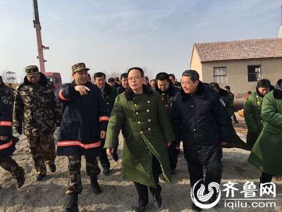 孙伟看望慰问平邑县玉荣石膏矿坍塌事故全体救援人员。