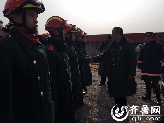 今天上午，孙伟来到平邑县玉荣石膏矿坍塌事故现场，看望全体救援人员。