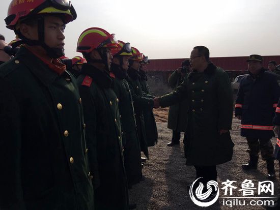 今天上午，孫偉來到平邑縣玉榮石膏礦坍塌事故現場，看望全體救援人員。