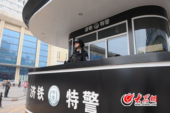 實彈特警武裝巡邏。