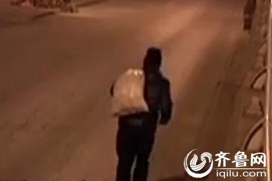 宋宏磊每天六点在天津街头跑步两三个小时送馒头（视频截图）