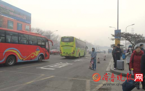 市民在長途汽車站遭遇打車難