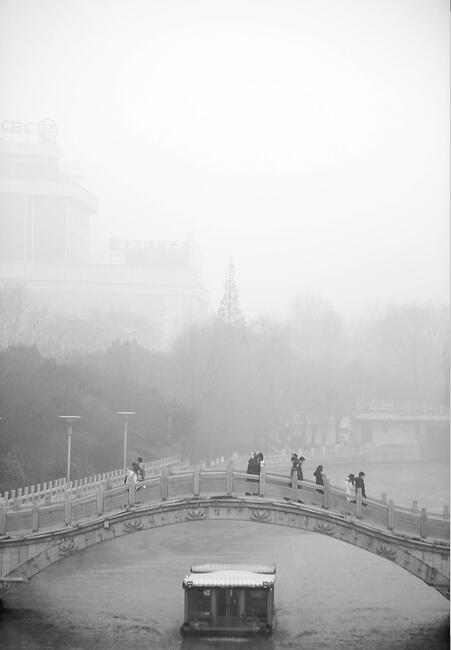 霧霾籠罩下的環城公園。記者王鋒攝