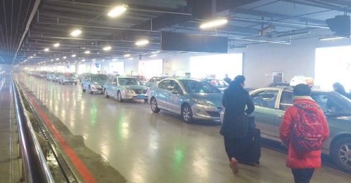 3日， 在西客站， 數百輛出租車停在攬客區專門趴大活
