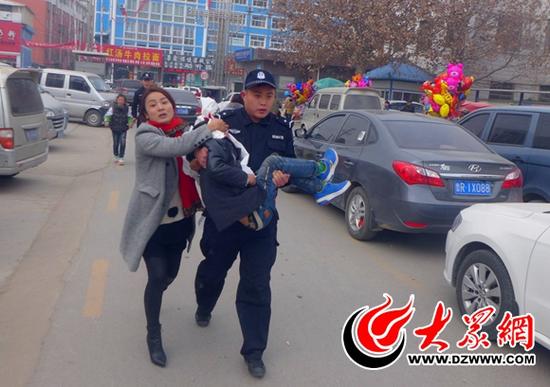 特警隊員抱受傷男童一路奔徙